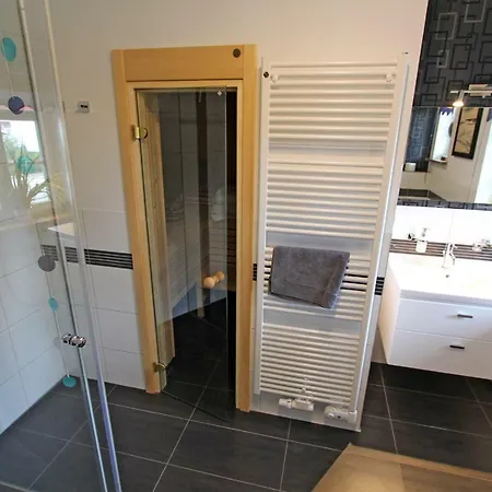 Ferienhaus Direkt Am Wasser F Hébergement de vacances *